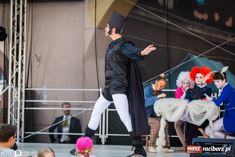 Zdjęcie w galerii na portalu naszraciborz.pl: Cyrkowe popisy na raciborskim Rynku [FOTO i WIDEO]  wiadomości z regionu