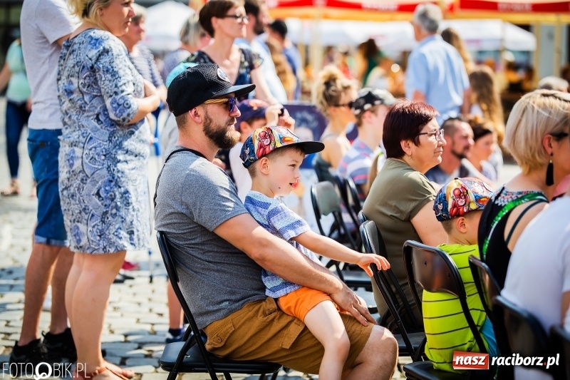 Zdjęcie w galerii na portalu naszraciborz.pl: Cyrkowe popisy na raciborskim Rynku [FOTO i WIDEO]  wiadomości z regionu