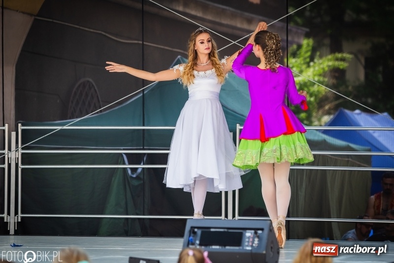 Zdjęcie w galerii na portalu naszraciborz.pl: Cyrkowe popisy na raciborskim Rynku [FOTO i WIDEO]  wiadomości z regionu