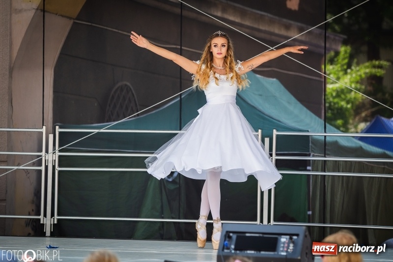 Zdjęcie w galerii na portalu naszraciborz.pl: Cyrkowe popisy na raciborskim Rynku [FOTO i WIDEO]  wiadomości z regionu