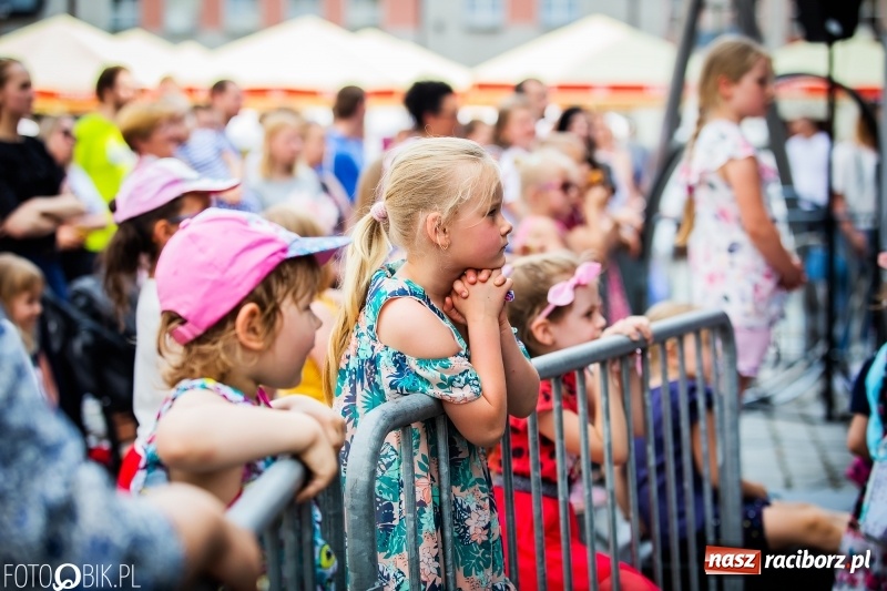 Zdjęcie w galerii na portalu naszraciborz.pl: Cyrkowe popisy na raciborskim Rynku [FOTO i WIDEO]  wiadomości z regionu
