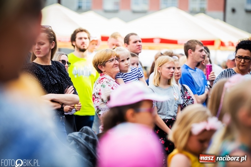 Zdjęcie w galerii na portalu naszraciborz.pl: Cyrkowe popisy na raciborskim Rynku [FOTO i WIDEO]  wiadomości z regionu
