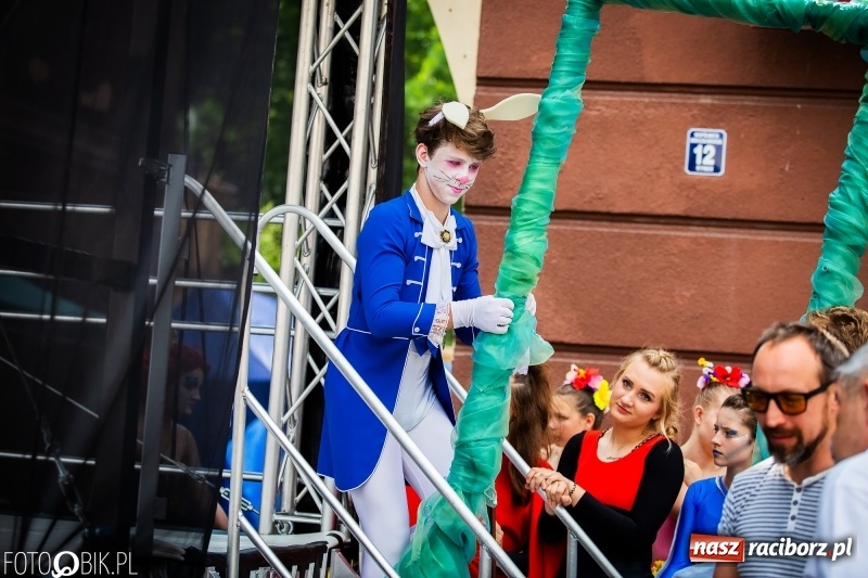 Zdjęcie w galerii na portalu naszraciborz.pl: Cyrkowe popisy na raciborskim Rynku [FOTO i WIDEO]  wiadomości z regionu