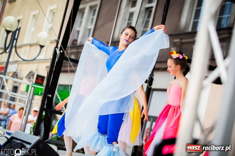 Zdjęcie w galerii na portalu naszraciborz.pl: Cyrkowe popisy na raciborskim Rynku [FOTO i WIDEO]  wiadomości z regionu