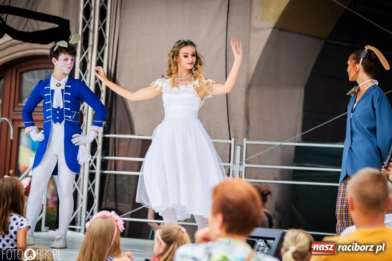 Zdjęcie w galerii na portalu naszraciborz.pl: Cyrkowe popisy na raciborskim Rynku [FOTO i WIDEO]  wiadomości z regionu