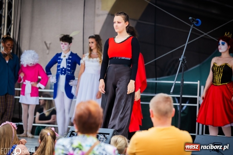 Zdjęcie w galerii na portalu naszraciborz.pl: Cyrkowe popisy na raciborskim Rynku [FOTO i WIDEO]  wiadomości z regionu