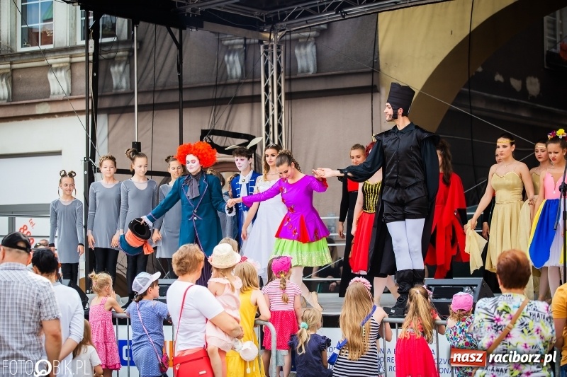 Zdjęcie w galerii na portalu naszraciborz.pl: Cyrkowe popisy na raciborskim Rynku [FOTO i WIDEO]  wiadomości z regionu