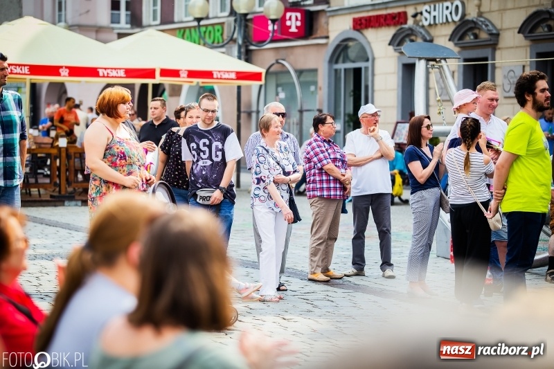 Zdjęcie w galerii na portalu naszraciborz.pl: Cyrkowe popisy na raciborskim Rynku [FOTO i WIDEO]  wiadomości z regionu
