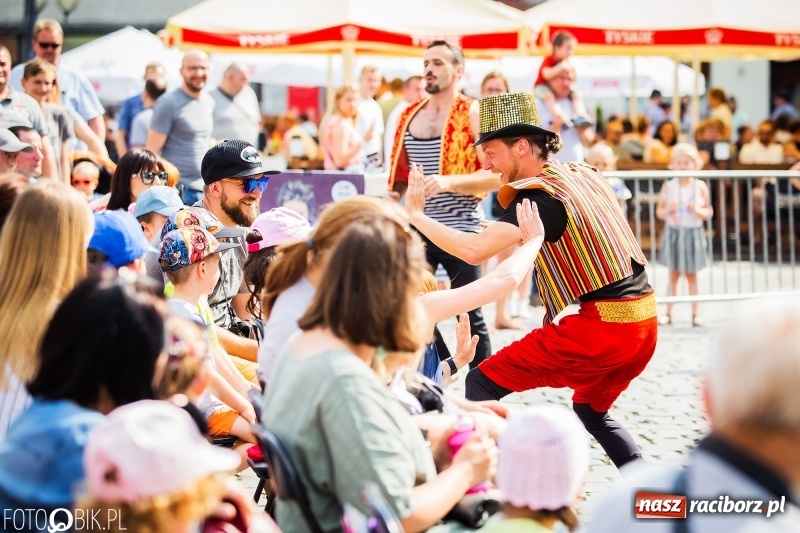 Zdjęcie w galerii na portalu naszraciborz.pl: Cyrkowe popisy na raciborskim Rynku [FOTO i WIDEO]  wiadomości z regionu