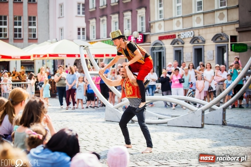 Zdjęcie w galerii na portalu naszraciborz.pl: Cyrkowe popisy na raciborskim Rynku [FOTO i WIDEO]  wiadomości z regionu