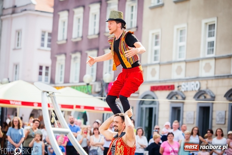 Zdjęcie w galerii na portalu naszraciborz.pl: Cyrkowe popisy na raciborskim Rynku [FOTO i WIDEO]  wiadomości z regionu