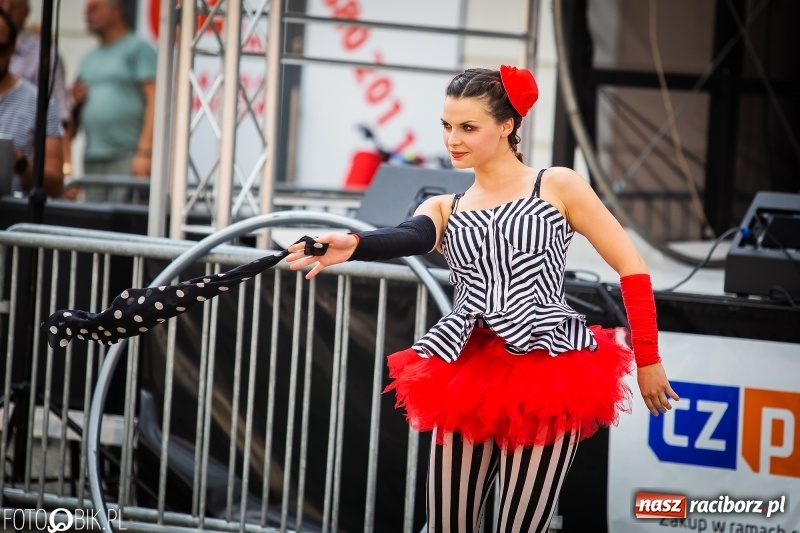 Zdjęcie w galerii na portalu naszraciborz.pl: Cyrkowe popisy na raciborskim Rynku [FOTO i WIDEO]  wiadomości z regionu