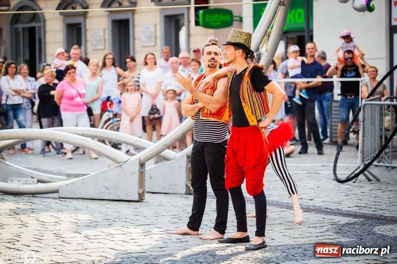 Zdjęcie w galerii na portalu naszraciborz.pl: Cyrkowe popisy na raciborskim Rynku [FOTO i WIDEO]  wiadomości z regionu