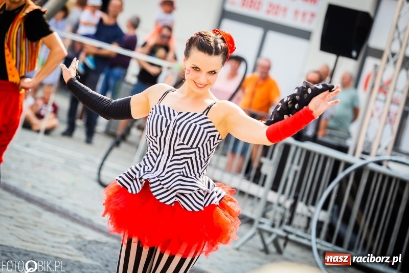 Zdjęcie w galerii na portalu naszraciborz.pl: Cyrkowe popisy na raciborskim Rynku [FOTO i WIDEO]  wiadomości z regionu