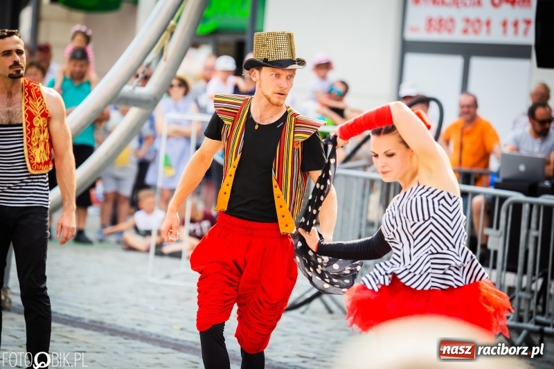 Zdjęcie w galerii na portalu naszraciborz.pl: Cyrkowe popisy na raciborskim Rynku [FOTO i WIDEO]  wiadomości z regionu