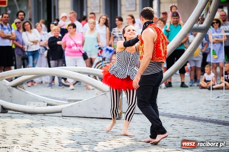 Zdjęcie w galerii na portalu naszraciborz.pl: Cyrkowe popisy na raciborskim Rynku [FOTO i WIDEO]  wiadomości z regionu