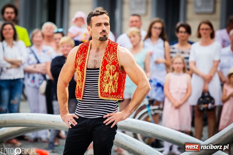 Zdjęcie w galerii na portalu naszraciborz.pl: Cyrkowe popisy na raciborskim Rynku [FOTO i WIDEO]  wiadomości z regionu