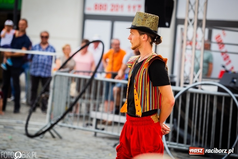 Zdjęcie w galerii na portalu naszraciborz.pl: Cyrkowe popisy na raciborskim Rynku [FOTO i WIDEO]  wiadomości z regionu