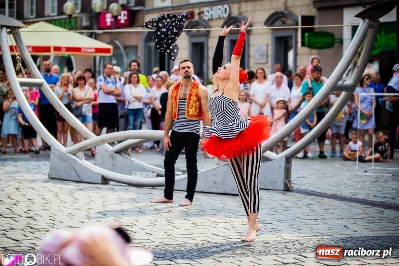 Zdjęcie w galerii na portalu naszraciborz.pl: Cyrkowe popisy na raciborskim Rynku [FOTO i WIDEO]  wiadomości z regionu