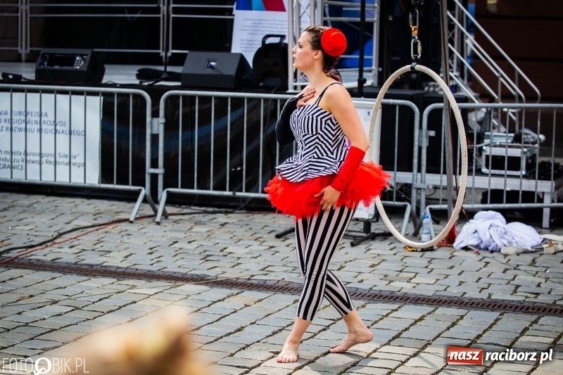 Zdjęcie w galerii na portalu naszraciborz.pl: Cyrkowe popisy na raciborskim Rynku [FOTO i WIDEO]  wiadomości z regionu