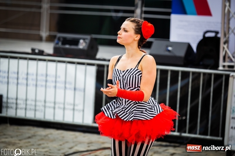 Zdjęcie w galerii na portalu naszraciborz.pl: Cyrkowe popisy na raciborskim Rynku [FOTO i WIDEO]  wiadomości z regionu
