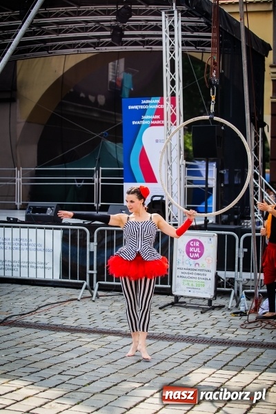 Zdjęcie w galerii na portalu naszraciborz.pl: Cyrkowe popisy na raciborskim Rynku [FOTO i WIDEO]  wiadomości z regionu