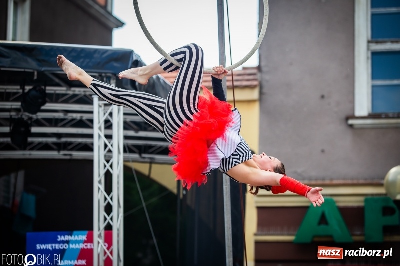 Zdjęcie w galerii na portalu naszraciborz.pl: Cyrkowe popisy na raciborskim Rynku [FOTO i WIDEO]  wiadomości z regionu