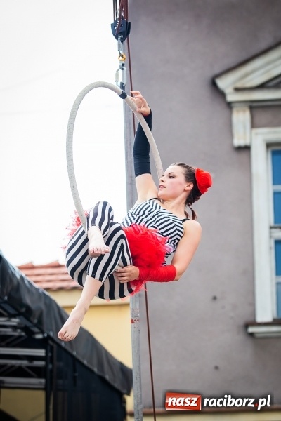Zdjęcie w galerii na portalu naszraciborz.pl: Cyrkowe popisy na raciborskim Rynku [FOTO i WIDEO]  wiadomości z regionu