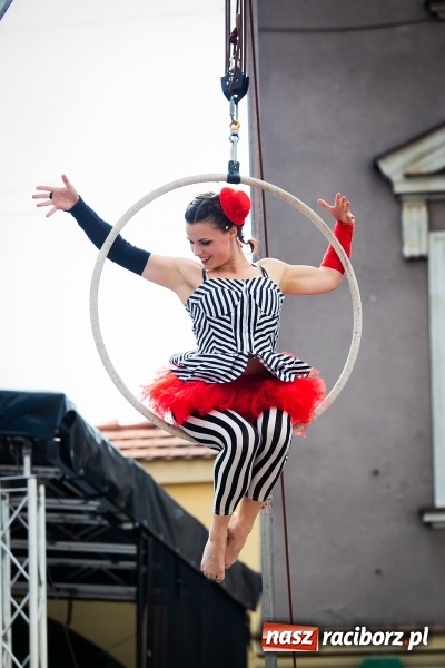 Zdjęcie w galerii na portalu naszraciborz.pl: Cyrkowe popisy na raciborskim Rynku [FOTO i WIDEO]  wiadomości z regionu