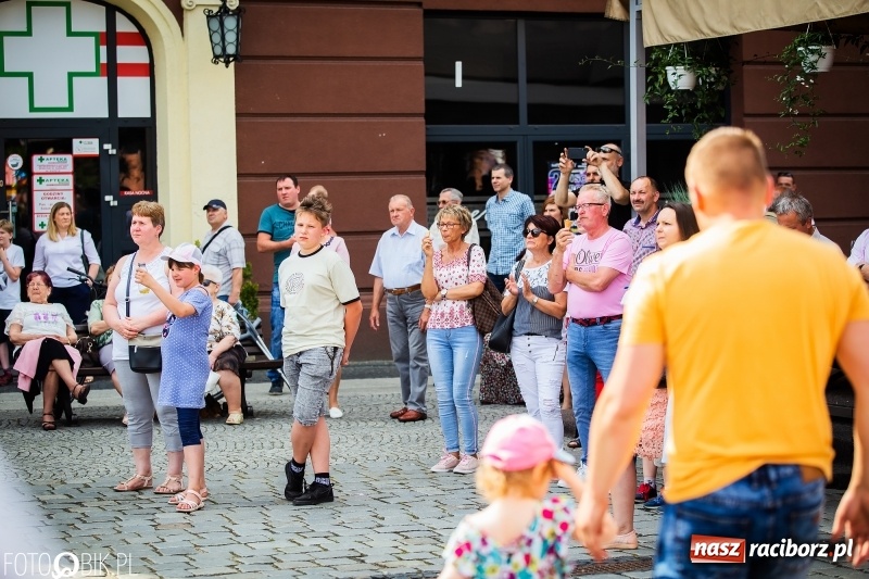 Zdjęcie w galerii na portalu naszraciborz.pl: Cyrkowe popisy na raciborskim Rynku [FOTO i WIDEO]  wiadomości z regionu