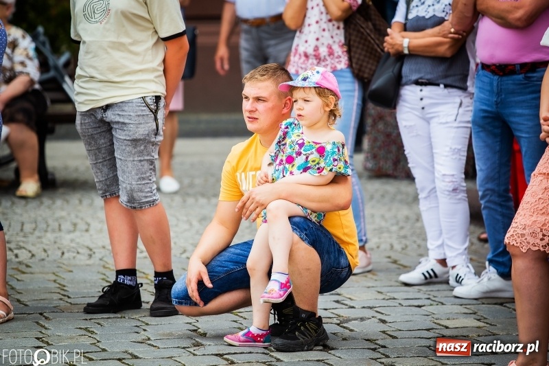Zdjęcie w galerii na portalu naszraciborz.pl: Cyrkowe popisy na raciborskim Rynku [FOTO i WIDEO]  wiadomości z regionu