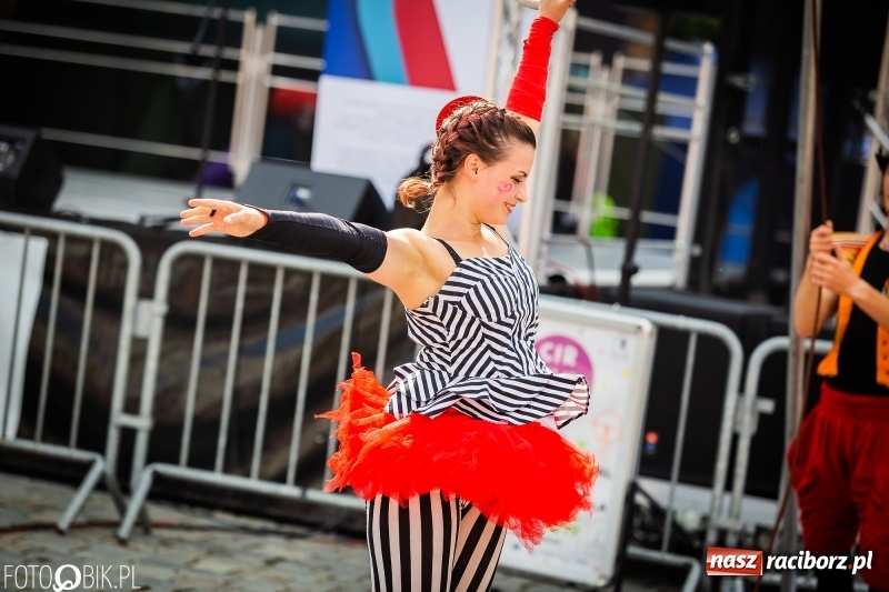 Zdjęcie w galerii na portalu naszraciborz.pl: Cyrkowe popisy na raciborskim Rynku [FOTO i WIDEO]  wiadomości z regionu