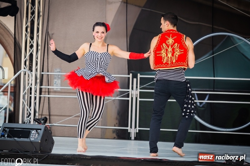 Zdjęcie w galerii na portalu naszraciborz.pl: Cyrkowe popisy na raciborskim Rynku [FOTO i WIDEO]  wiadomości z regionu