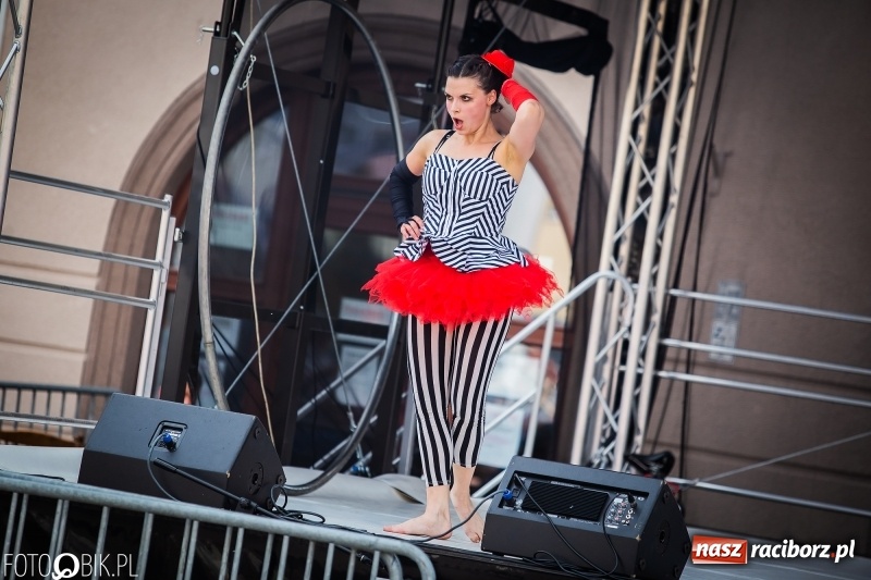 Zdjęcie w galerii na portalu naszraciborz.pl: Cyrkowe popisy na raciborskim Rynku [FOTO i WIDEO]  wiadomości z regionu