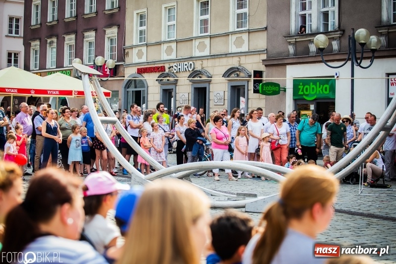 Zdjęcie w galerii na portalu naszraciborz.pl: Cyrkowe popisy na raciborskim Rynku [FOTO i WIDEO]  wiadomości z regionu