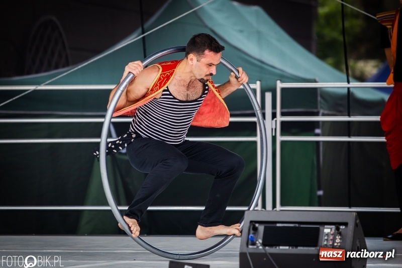 Zdjęcie w galerii na portalu naszraciborz.pl: Cyrkowe popisy na raciborskim Rynku [FOTO i WIDEO]  wiadomości z regionu