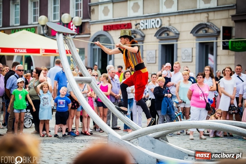 Zdjęcie w galerii na portalu naszraciborz.pl: Cyrkowe popisy na raciborskim Rynku [FOTO i WIDEO]  wiadomości z regionu
