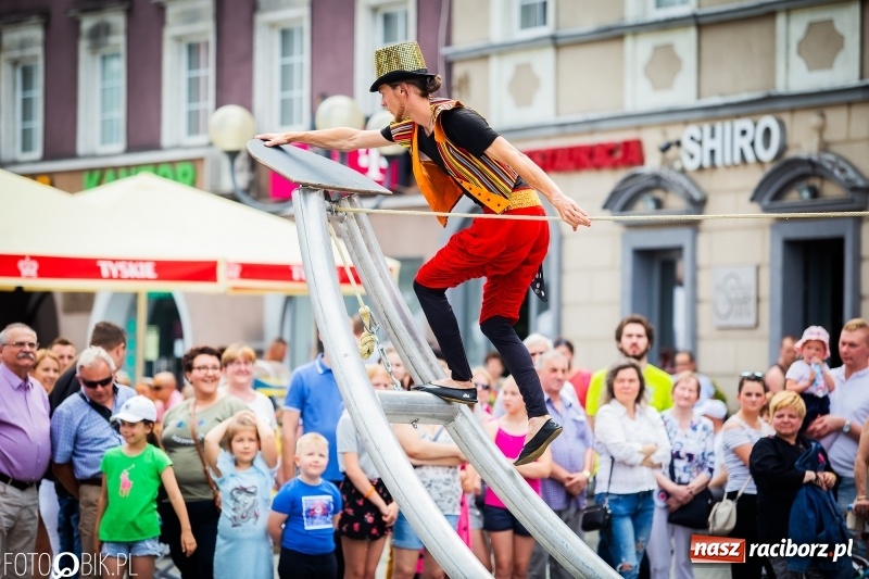 Zdjęcie w galerii na portalu naszraciborz.pl: Cyrkowe popisy na raciborskim Rynku [FOTO i WIDEO]  wiadomości z regionu