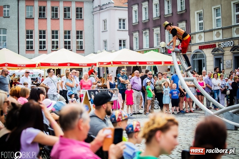 Zdjęcie w galerii na portalu naszraciborz.pl: Cyrkowe popisy na raciborskim Rynku [FOTO i WIDEO]  wiadomości z regionu
