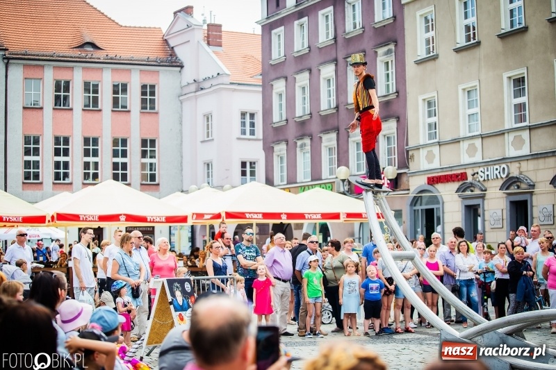 Zdjęcie w galerii na portalu naszraciborz.pl: Cyrkowe popisy na raciborskim Rynku [FOTO i WIDEO]  wiadomości z regionu