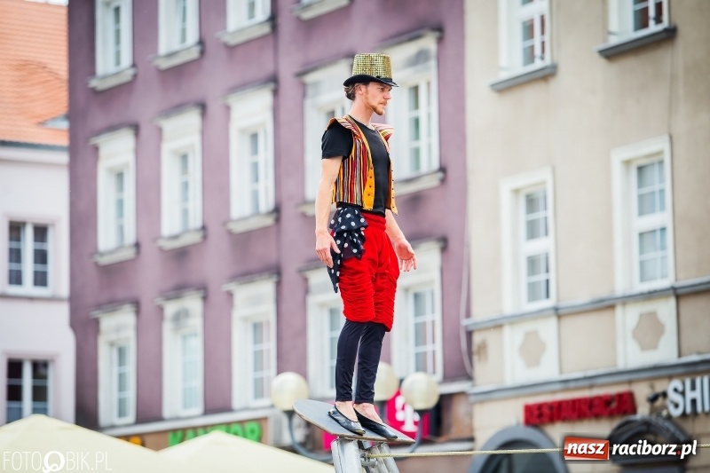 Zdjęcie w galerii na portalu naszraciborz.pl: Cyrkowe popisy na raciborskim Rynku [FOTO i WIDEO]  wiadomości z regionu