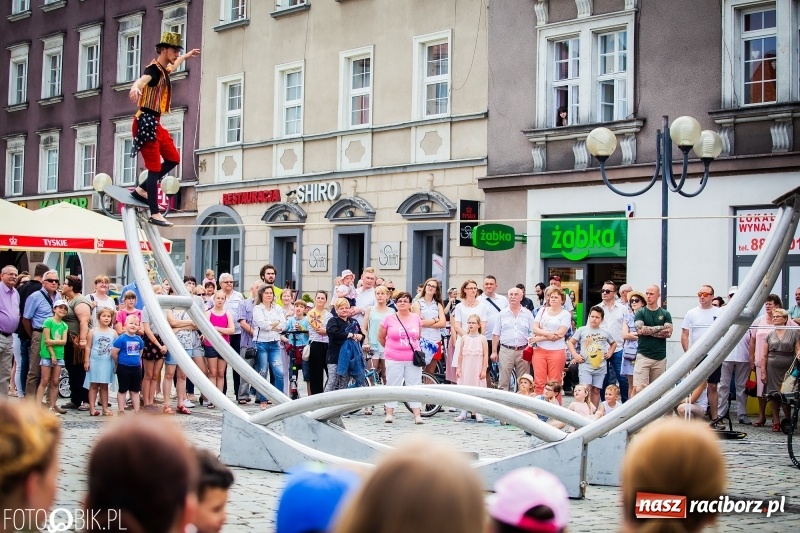 Zdjęcie w galerii na portalu naszraciborz.pl: Cyrkowe popisy na raciborskim Rynku [FOTO i WIDEO]  wiadomości z regionu