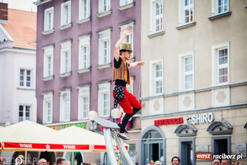 Zdjęcie w galerii na portalu naszraciborz.pl: Cyrkowe popisy na raciborskim Rynku [FOTO i WIDEO]  wiadomości z regionu
