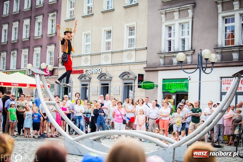 Zdjęcie w galerii na portalu naszraciborz.pl: Cyrkowe popisy na raciborskim Rynku [FOTO i WIDEO]  wiadomości z regionu