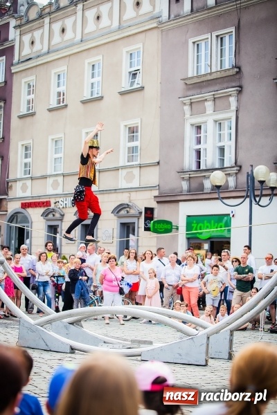 Zdjęcie w galerii na portalu naszraciborz.pl: Cyrkowe popisy na raciborskim Rynku [FOTO i WIDEO]  wiadomości z regionu