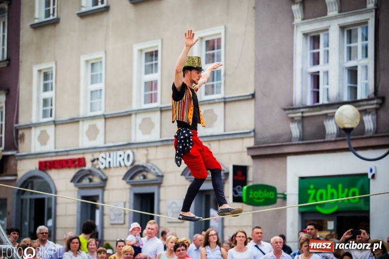 Zdjęcie w galerii na portalu naszraciborz.pl: Cyrkowe popisy na raciborskim Rynku [FOTO i WIDEO]  wiadomości z regionu