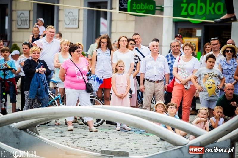 Zdjęcie w galerii na portalu naszraciborz.pl: Cyrkowe popisy na raciborskim Rynku [FOTO i WIDEO]  wiadomości z regionu