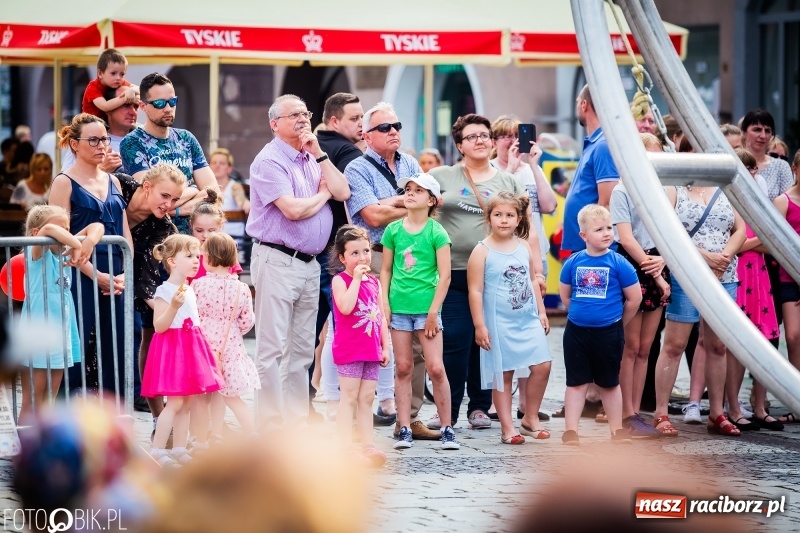 Zdjęcie w galerii na portalu naszraciborz.pl: Cyrkowe popisy na raciborskim Rynku [FOTO i WIDEO]  wiadomości z regionu