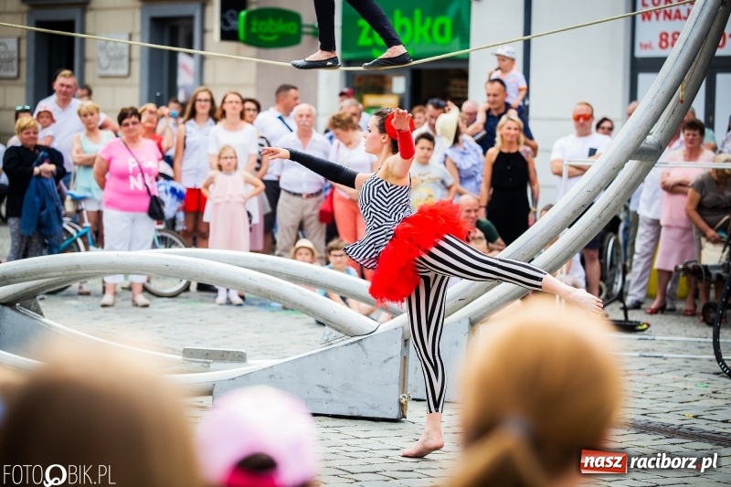 Zdjęcie w galerii na portalu naszraciborz.pl: Cyrkowe popisy na raciborskim Rynku [FOTO i WIDEO]  wiadomości z regionu