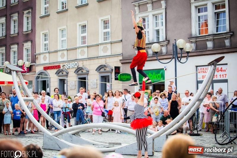 Zdjęcie w galerii na portalu naszraciborz.pl: Cyrkowe popisy na raciborskim Rynku [FOTO i WIDEO]  wiadomości z regionu